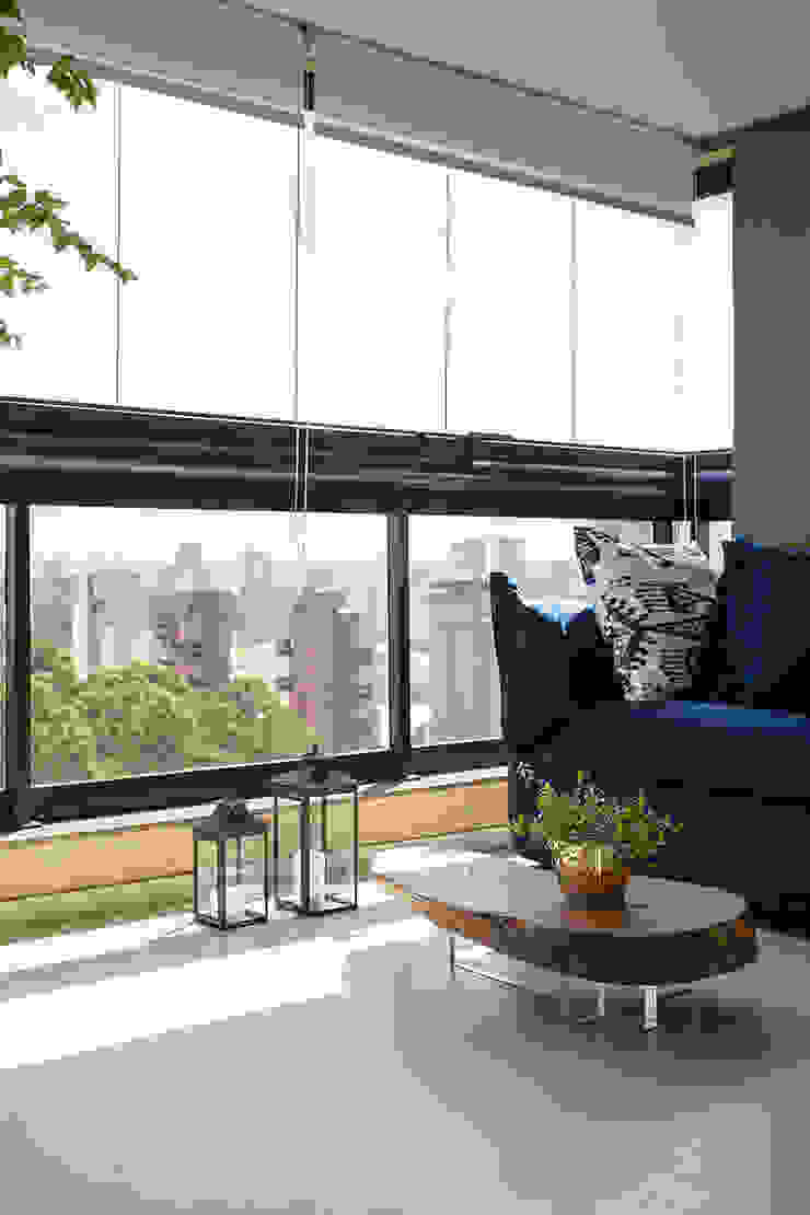 Helô Marques Associados Minimalist balcony, veranda & terrace