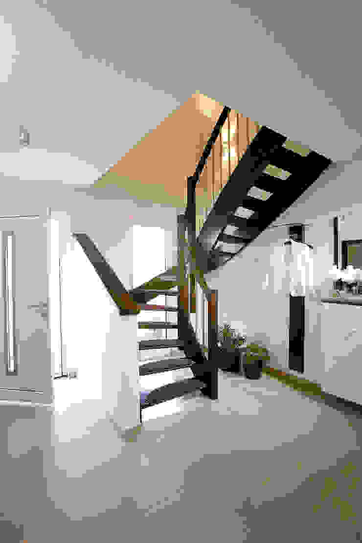 Modern Corridor, Hallway and Staircase by FingerHaus GmbH - Bauunternehmen in Frankenberg (Eder) Modern