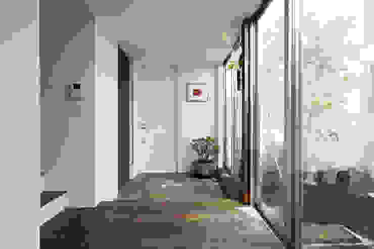 鎌倉の家 旗竿敷地に建つ中庭のある家, エトウゴウ建築設計室 エトウゴウ建築設計室 Asian style corridor, hallway & stairs