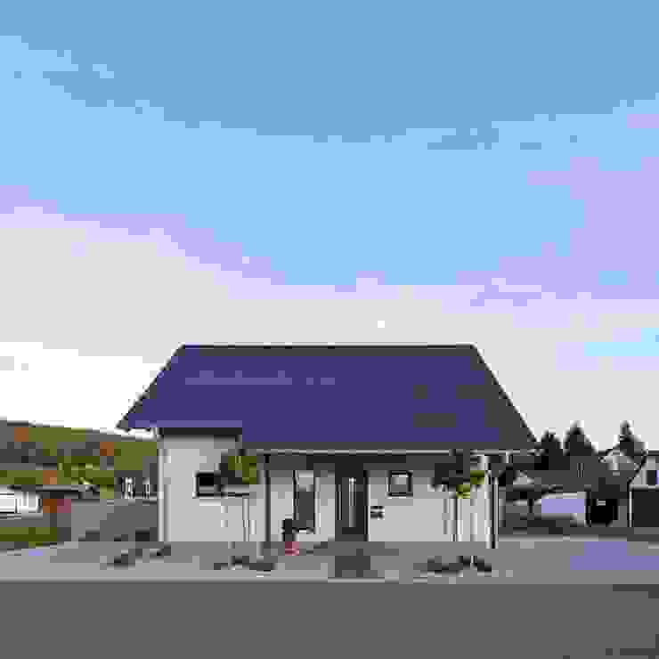 VIO 302 - Traufansicht mit dem Eingangsbereich homify Einfamilienhaus Einfamilienhaus,Fertighaus,Hauseingang,Satteldach,Familienhaus,Energiesparhaus,fertighausbau,holzbauweise,fertighäuser