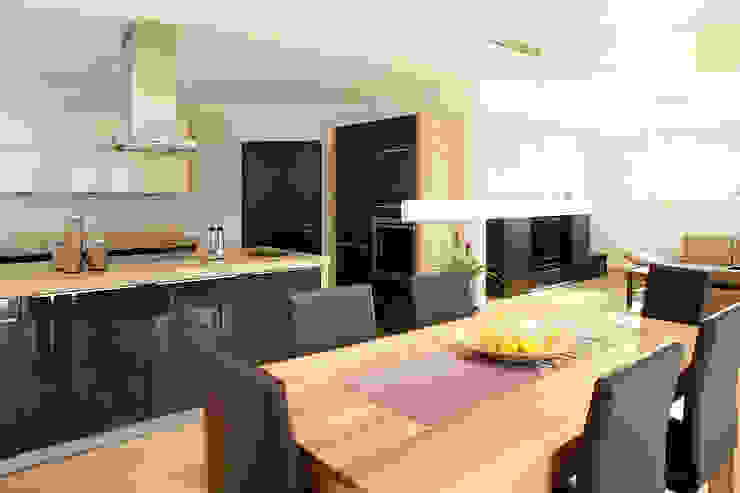 Modern Dining Room by FingerHaus GmbH - Bauunternehmen in Frankenberg (Eder) Modern
