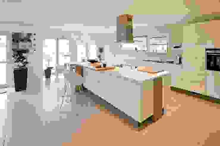 VIO 302 - Küche mit Kochinsel homify Moderne Küchen Küche,Kochinsel,weiße Stühle,warm,hell,weiße Küche,moderne Küche,fertighausbau,holzbauweise,fertighäuser