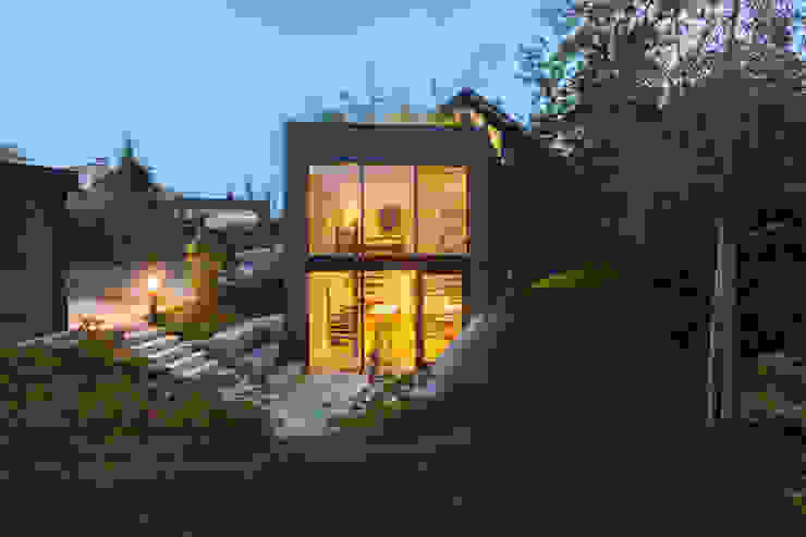 Eingang Atelier von Mann Architektur GmbH Moderne Häuser Anlage,Himmel,Gebäude,Fenster,Baum,Beleuchtung,Grundstück,Gras,Landschaft,Immobilie