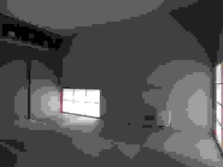 松原正明建築設計室 Salas de entretenimiento de estilo asiático