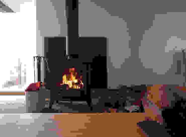 松原正明建築設計室 Salas de estilo moderno