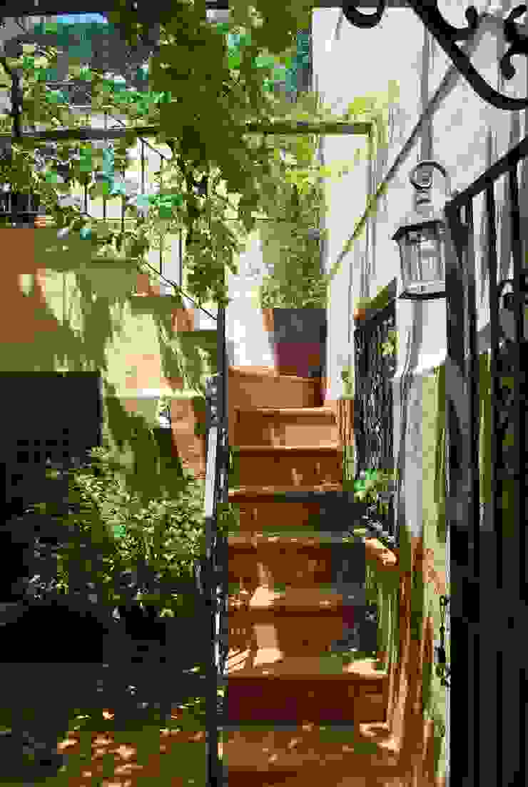 Varandas, marquises e terraços mediterrânicos por Vicente Galve Studio Mediterrânico