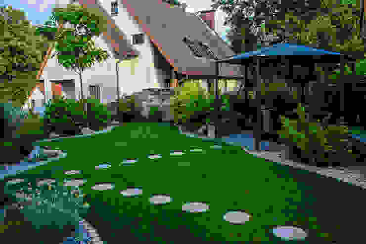 Jacuzzi mit Gartenteich für ungetrübten Badespaß, -GardScape- private gardens by Christoph Harreiß -GardScape- private gardens by Christoph Harreiß Modern garden