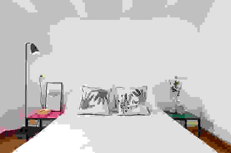 Dormitorio en blanco con toques étnicos Markham Stagers Dormitorios minimalistas Blanco