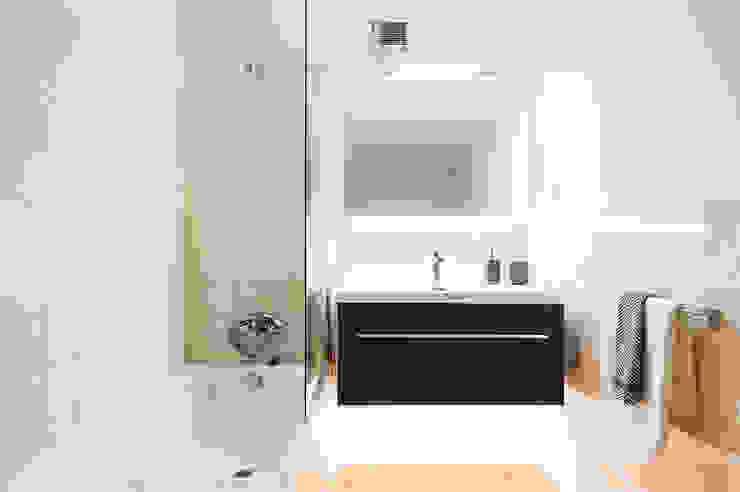 Home Staging para Alquilar una Vivienda en Barcelona, Markham Stagers Markham Stagers Salle de bain minimaliste Blanc