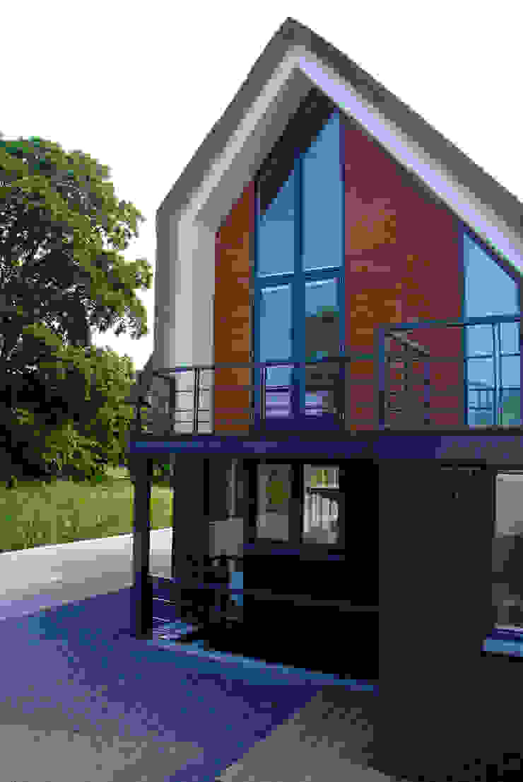 Achtergevel MEF Architect Moderne huizen daglicht,balkon,grijs,kozijnen,antraciet,riet