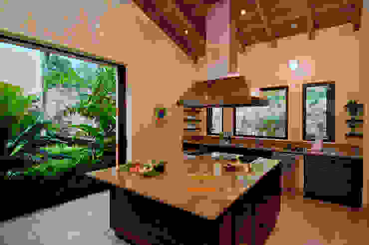 Kupuri , BR ARQUITECTOS BR ARQUITECTOS Tropical style kitchen