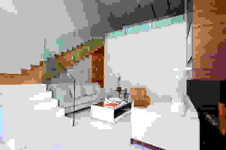 Casa Alphaville | Cond. das Árvores Maina Harboe Arquitetura Corredores, halls e escadas modernos