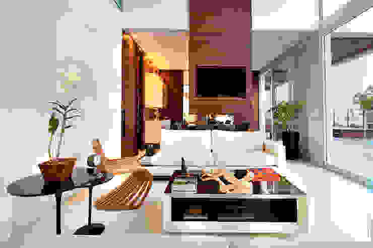 Casa Alphaville | Cond. das Árvores Maina Harboe Arquitetura Salas de estar modernas