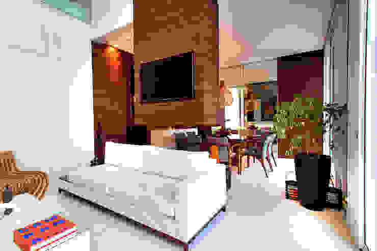Casa Alphaville | Cond. das Árvores Maina Harboe Arquitetura Salas de estar modernas