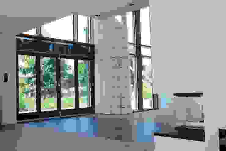 woonkamer met verschillende plafond hoogten TIEN+ architecten Moderne woonkamers