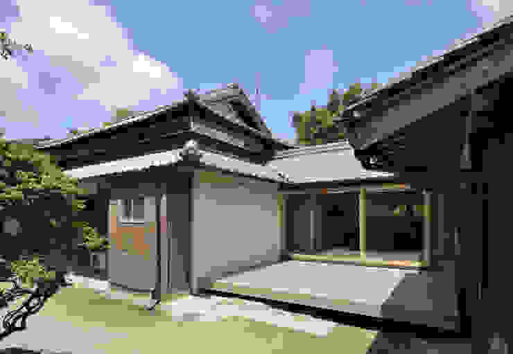 Case in stile asiatico di 総合建築植田 Asiatico