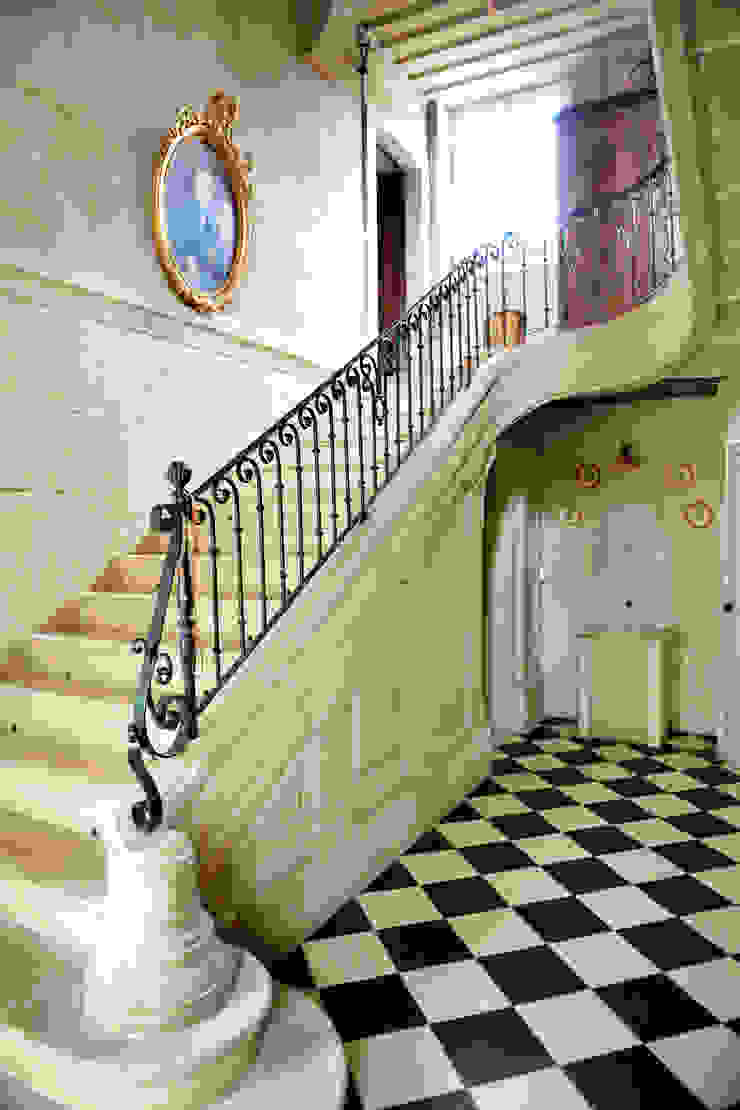 Une maison de maître dans l'Ain le songe du miroir photographe Couloir, entrée, escaliers classiques Biens,Photographier,Escaliers,Immeuble,Bleu,Léger,Fenêtre,Bois,Design d&#39;intérieur,Sol