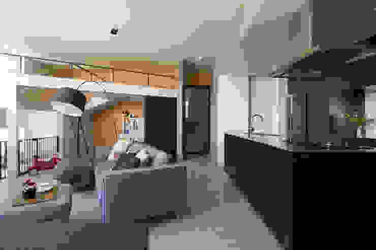 homify モダンな 壁&床