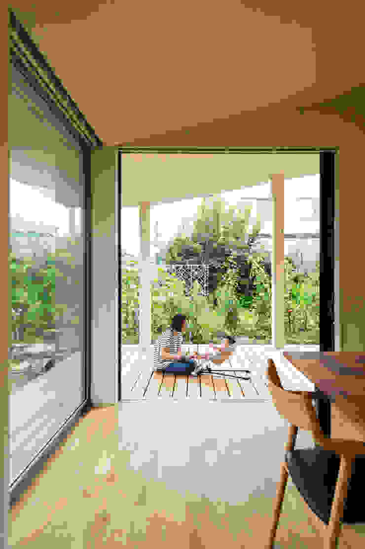 大きな一枚屋根の下で, エヌ スケッチ エヌ スケッチ Moderner Balkon, Veranda & Terrasse