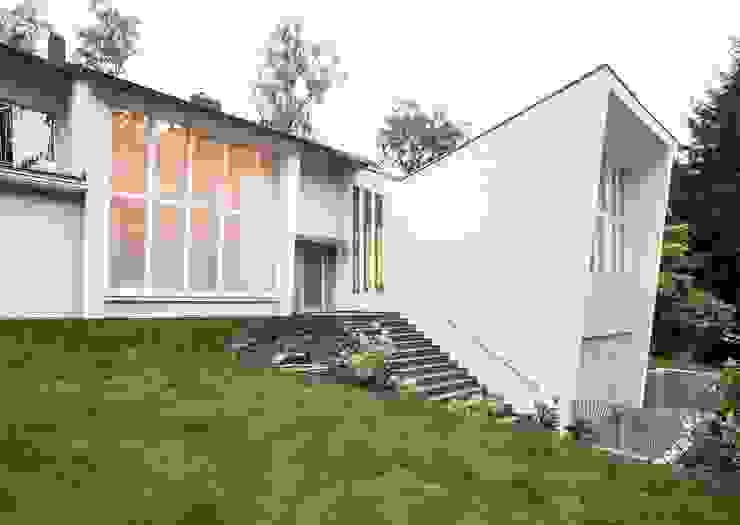 Gartenvilla Bergisch-Gladbach, Bachmann Badie Architekten Bachmann Badie Architekten Moderne Häuser Gebäude,Anlage,Eigentum,Himmel,Fenster,Baum,Befestigung,Holz,Grundstück,Neigung