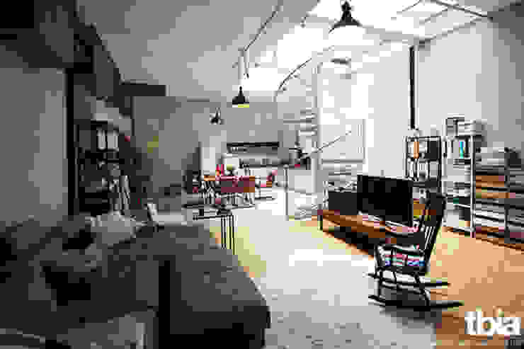 Umbau einer Schreinerei zu Lofts - "Loft 3", tbia - Thomas Bieber InnenArchitekten tbia - Thomas Bieber InnenArchitekten Industrial style living room