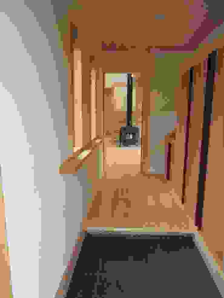 塗壁と薪ストーブのある家 mo邸 Homify 塗壁と薪ストーブのある家 mo邸 Homify