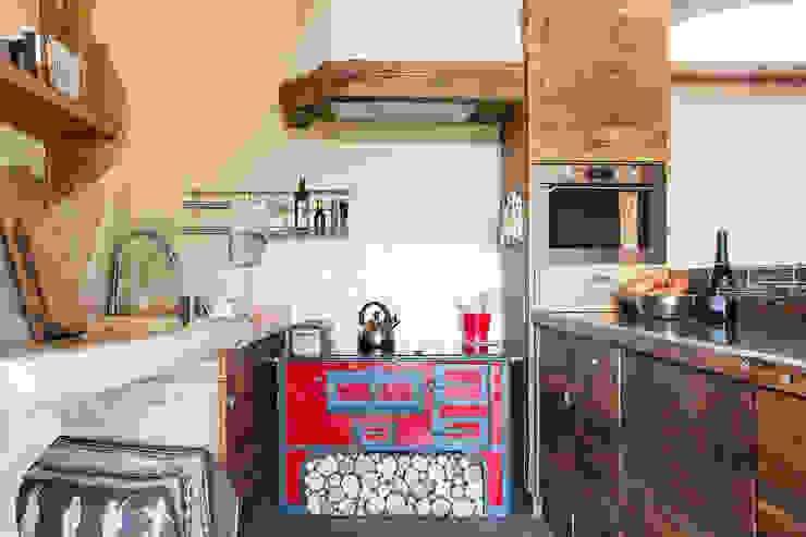 RI-NOVO Rustic style kitchen