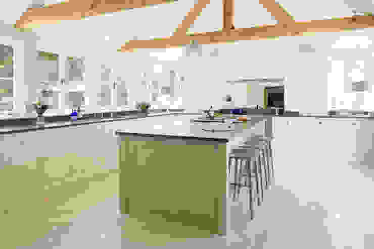 The Old Forge House, Hertfordshire | Classic Painted Shaker Kitchen Humphrey Munson Кухня в стиле кантри