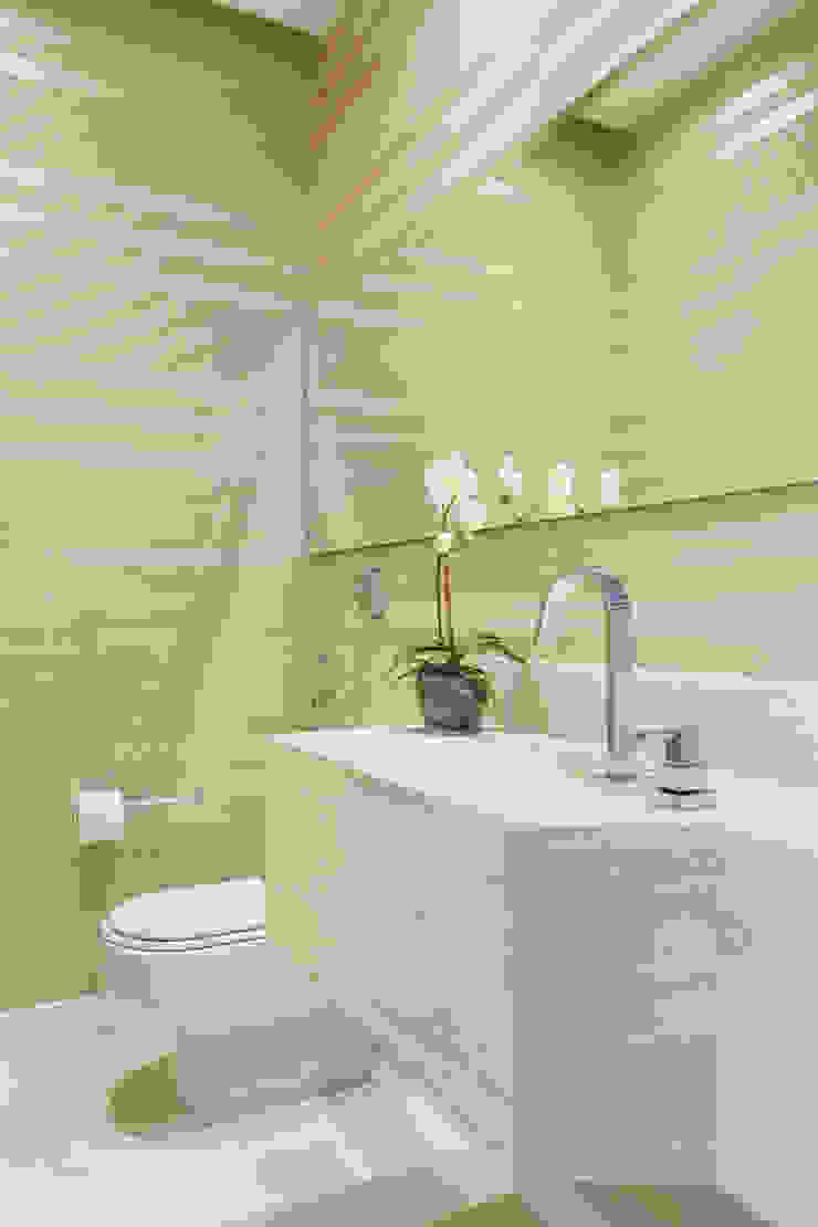 Casa Luxo Carolina Mendonça Projetos de Arquitetura e Interiores LTDA Banheiros modernos