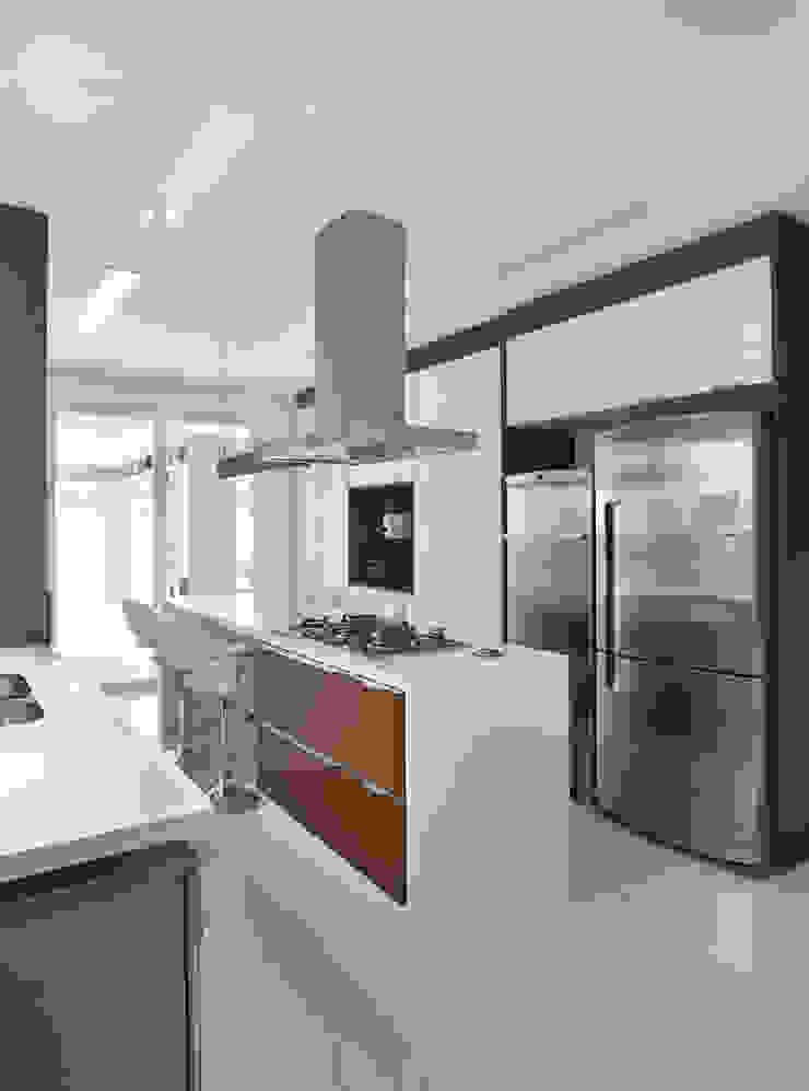 Casa Luxo Carolina Mendonça Projetos de Arquitetura e Interiores LTDA Cozinhas modernas