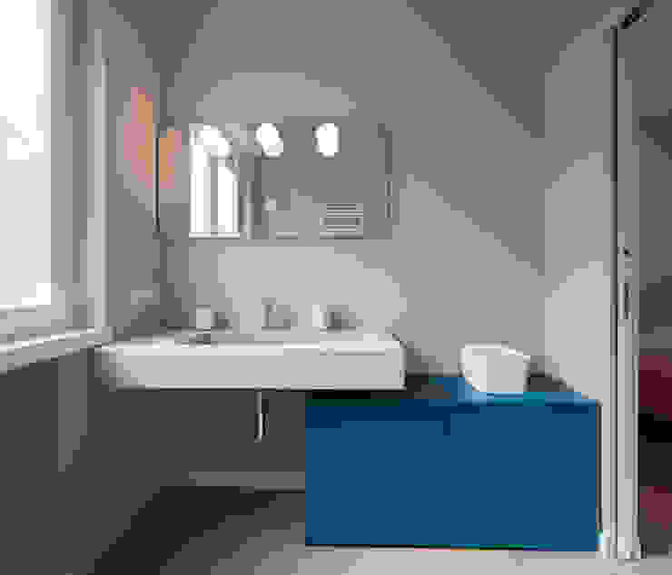 Radiant White, ristrutturami ristrutturami Minimalist style bathroom