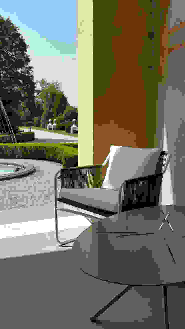 Scorcio sul giardino Odue Modena - Concept Store Balcone, Veranda & Terrazza in stile moderno Pianta,Giorno,Divano,Ombra,Mobili da esterno,Rettangolo,Interior design,Legna,Cielo,Albero
