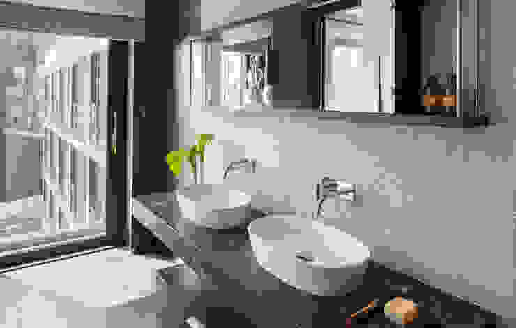 Roman House Penthouse The Manser Practice Architects + Designers Modern bathroom