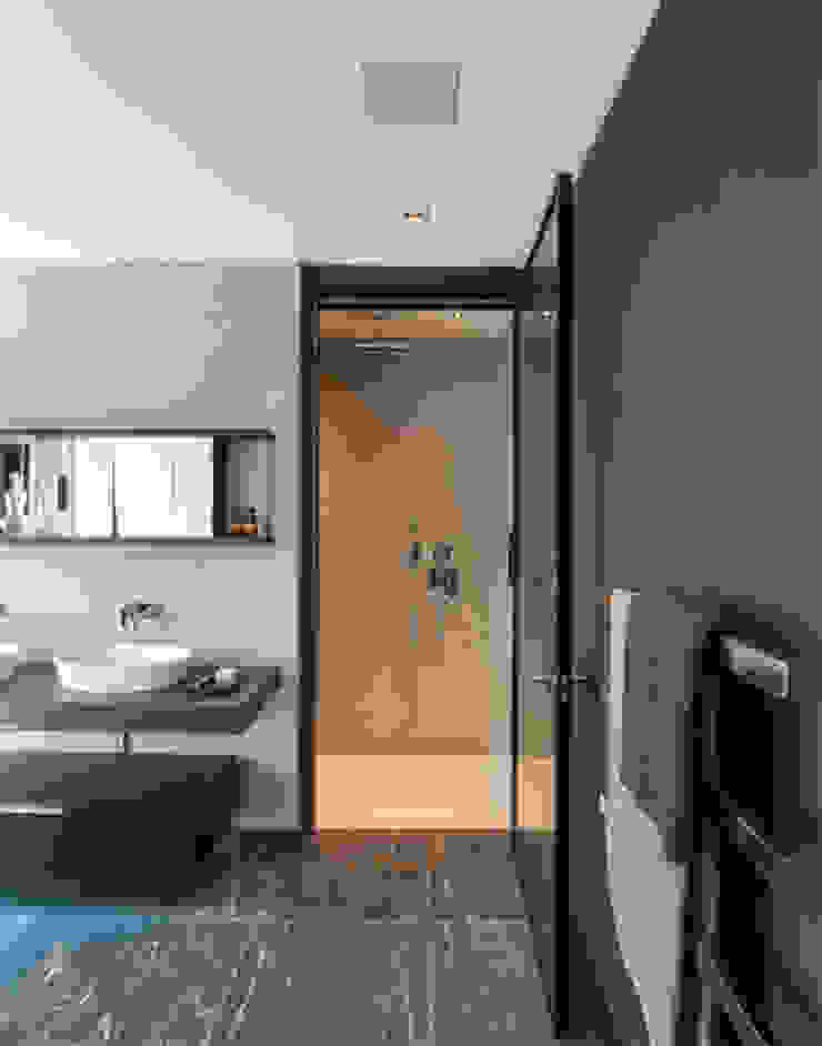 Roman House Penthouse The Manser Practice Architects + Designers Modern bathroom