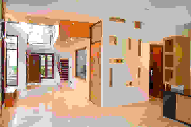 DR.HARIHARAN RESIDENCE, Muraliarchitects Muraliarchitects Modern corridor, hallway & stairs Door,Building,Wood,Cabinetry,Lighting,Orange,Hall,Interior design,Floor,Flooring