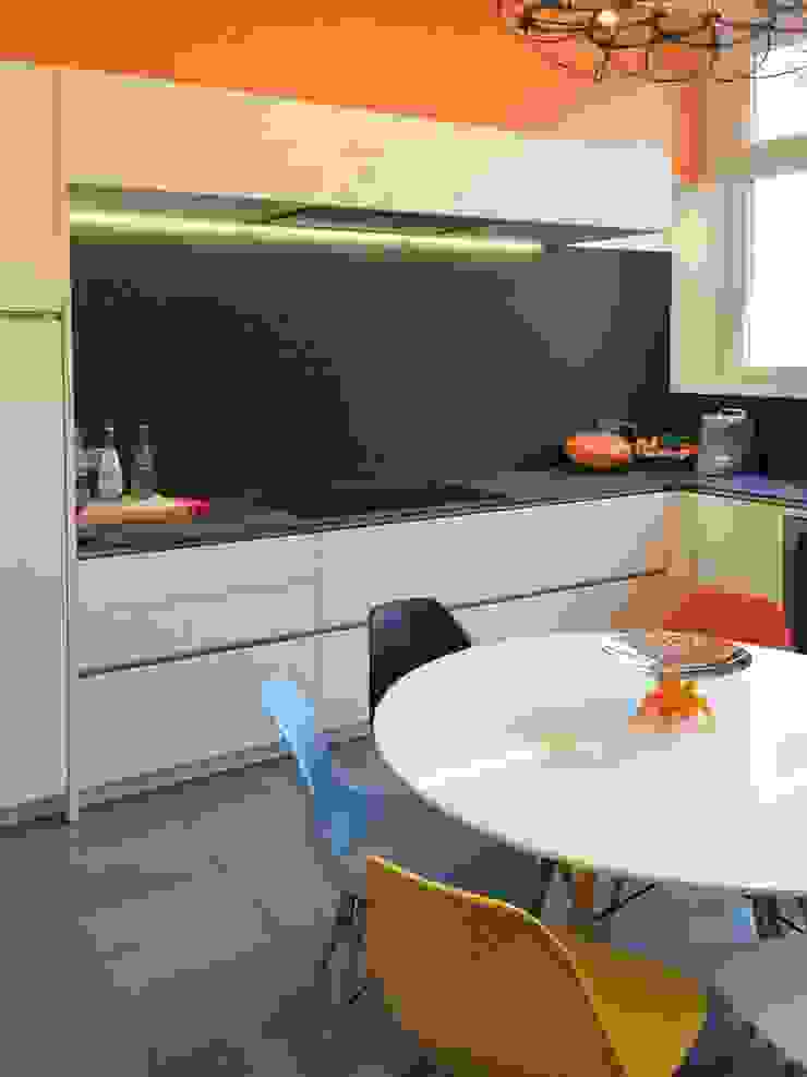 Cuisine moderne, Bruschi créations Bruschi créations Cuisine moderne Un meuble,Biens,Table,Léger,Imeuble,Ébénisterie,Orange,Chaise,Éclairage,Design d&#39;intérieur