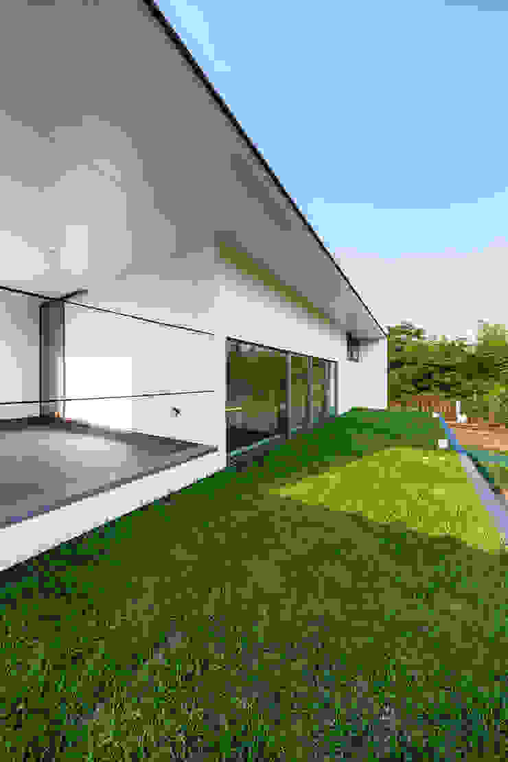 haus-turf, 一級建築士事務所haus 一級建築士事務所haus 스칸디나비아 발코니, 베란다 & 테라스