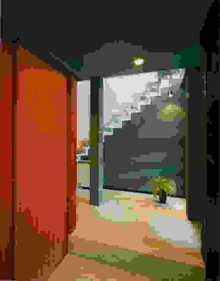 原 空間工作所 HARA Urban Space Factory Corridor, hallway & stairsStorage Plywood Red