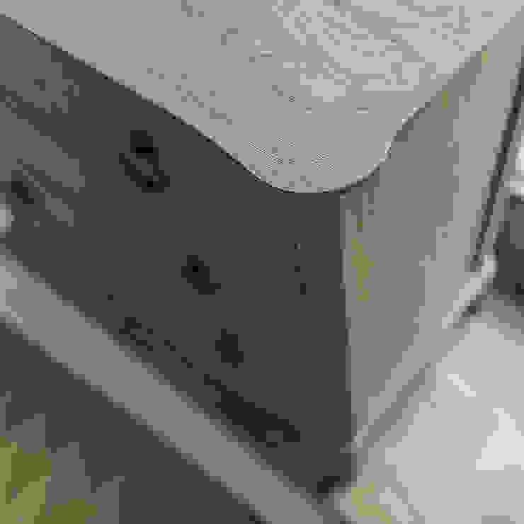 Furniture CROWN FRENCH FURNITURE Corredor, hall e escadasCómodas e estantes