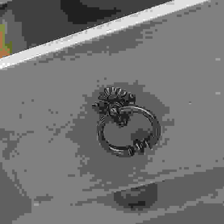 Furniture CROWN FRENCH FURNITURE Corredor, hall e escadasCómodas e estantes