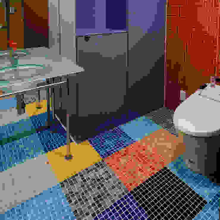 カラフルなタイルで仕上げた洗面トイレ ユミラ建築設計室 モダンスタイルの お風呂 財産,写真,青い,紫の,緑,トイレ,衛生器具,鏡,建築,インテリア・デザイン