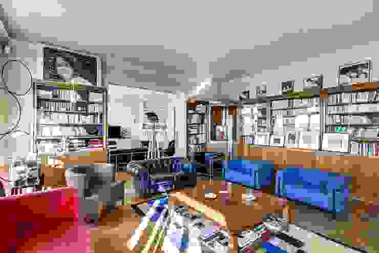 Appartement parisien Meero Salon moderne Canapé,Cadre de l&#39;image,Biens,Bibliothèque,Table,Étagère,Meubles,Le salon,Rayonnage,Éclairage