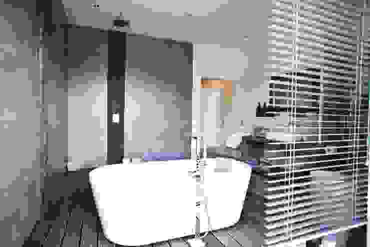 Ein Bad wie im Freien Mediterrane Badezimmer von raphaeldesign Mediterran