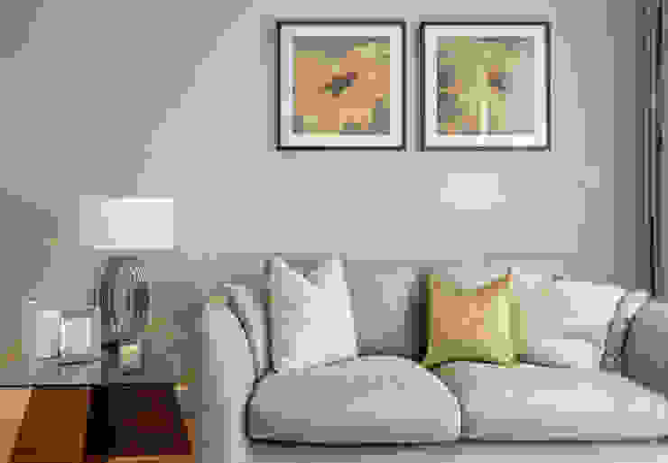 Nuetral tone sofa bought to life by adding bright yellow & gold accesories. In:Style Direct Soggiorno moderno
