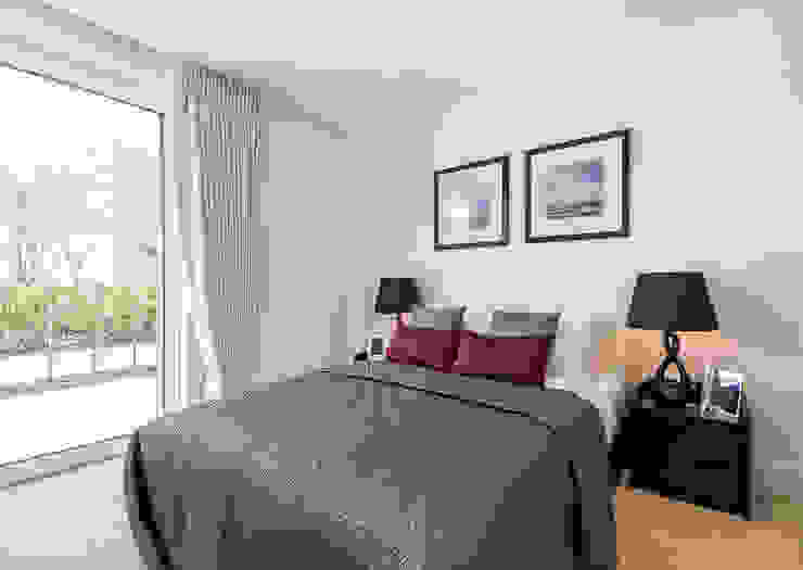 Bedroom 1 In:Style Direct Modern style bedroom