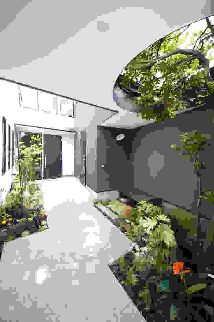 世帯をつなぐ通り土間のある家, TERAJIMA ARCHITECTS／テラジマアーキテクツ TERAJIMA ARCHITECTS／テラジマアーキテクツ Jardines de estilo moderno