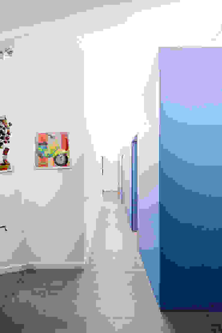 23bassi studio di architettura Minimalist corridor, hallway & stairs