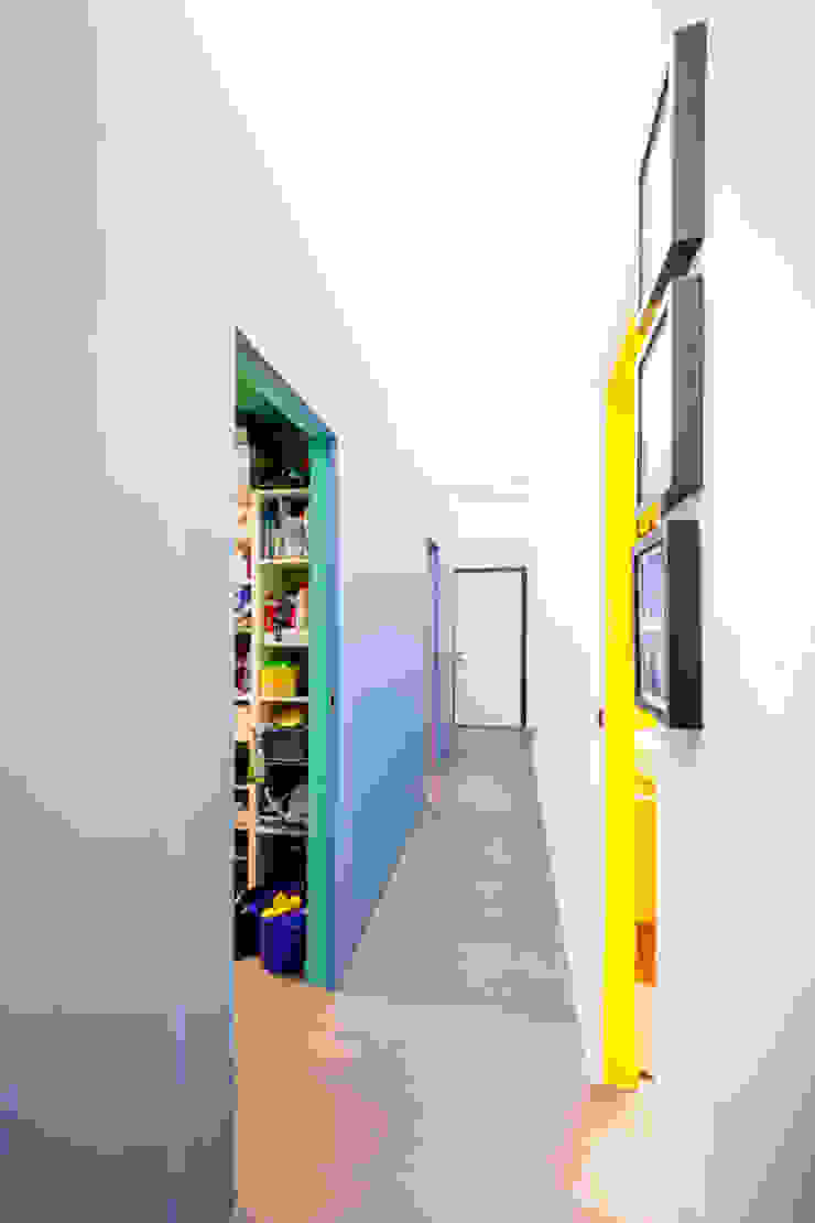 23bassi studio di architettura Minimalist corridor, hallway & stairs