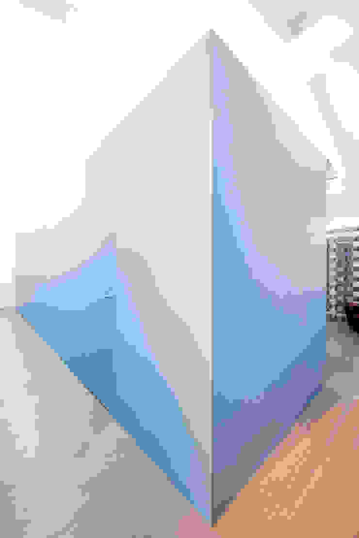 23bassi studio di architettura Minimalist corridor, hallway & stairs