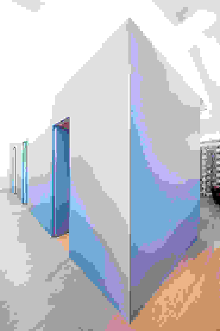 23bassi studio di architettura Minimalist corridor, hallway & stairs